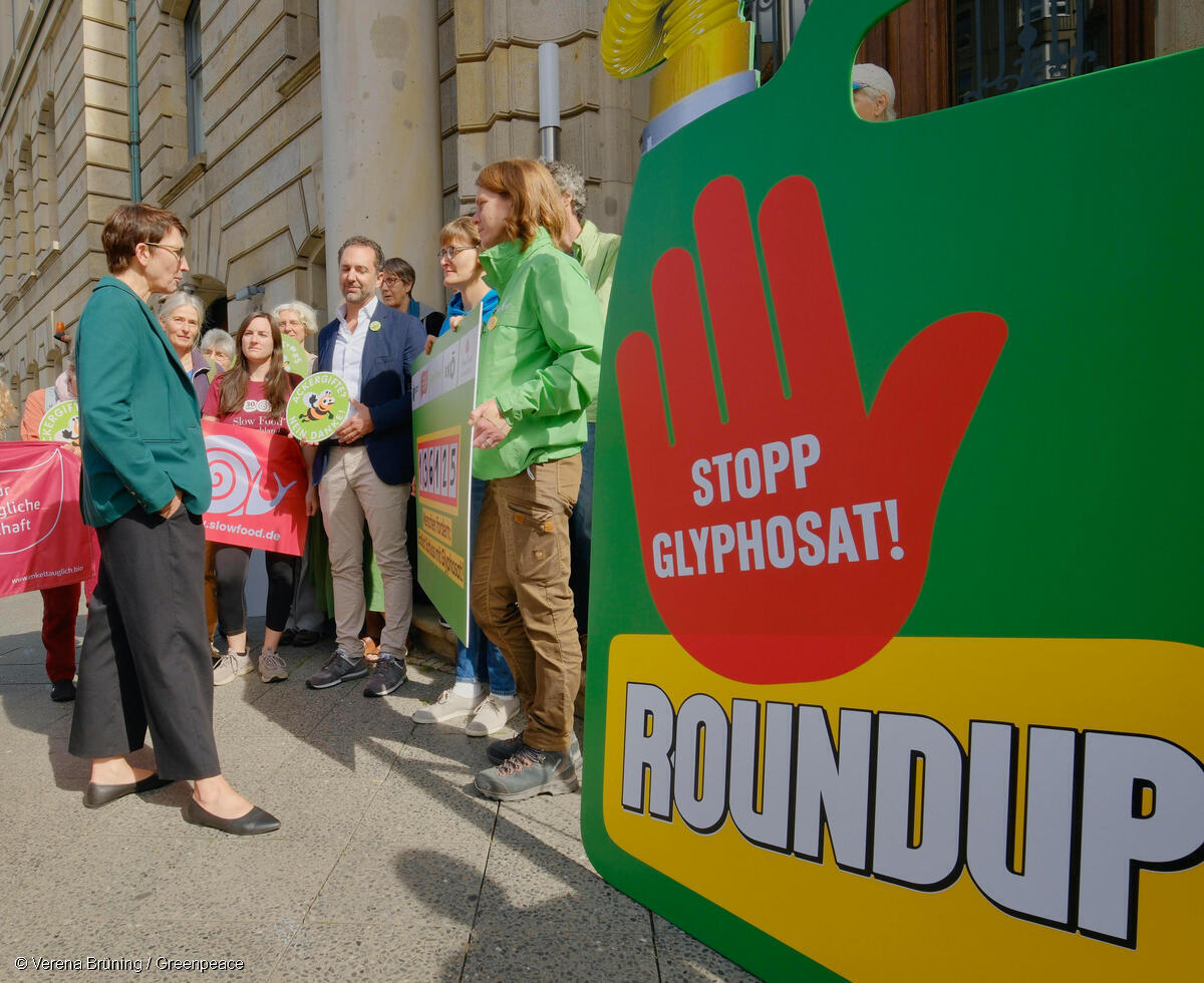 Greenpeace Aktivisten diskutieren mit Politiker für die Aktion Stopp Glyphosat