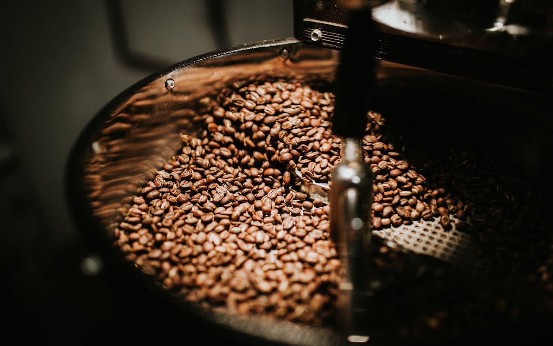 Kaffeebohnen im Kaffeeröster
