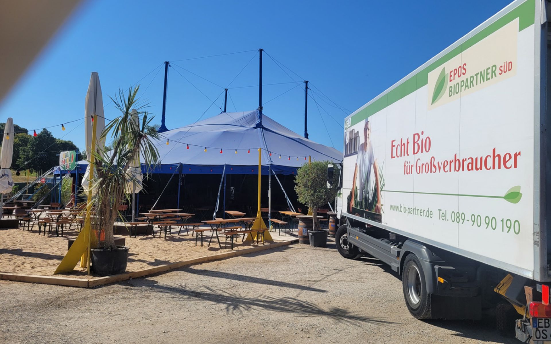 EPOS Lastwagen vor Tollwood Festzelt