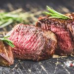 Medium gebratenes Rindersteak mit Rosmarin und Salz