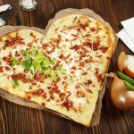 Elsässer Flammkuchen in Hezform auf Backpapier