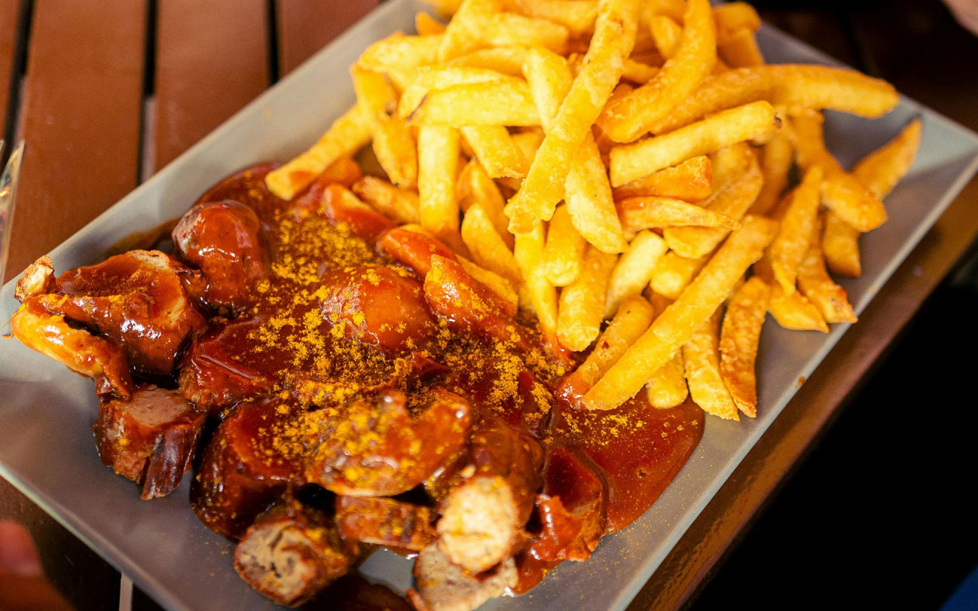Currywurst mit Pommes